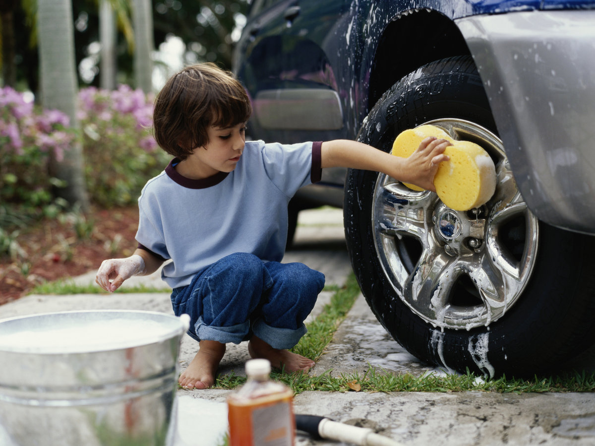 The children have washed. Kids car Wash. Автомойка для мальчиков. Убираем машину летом. Автомойка на труда.